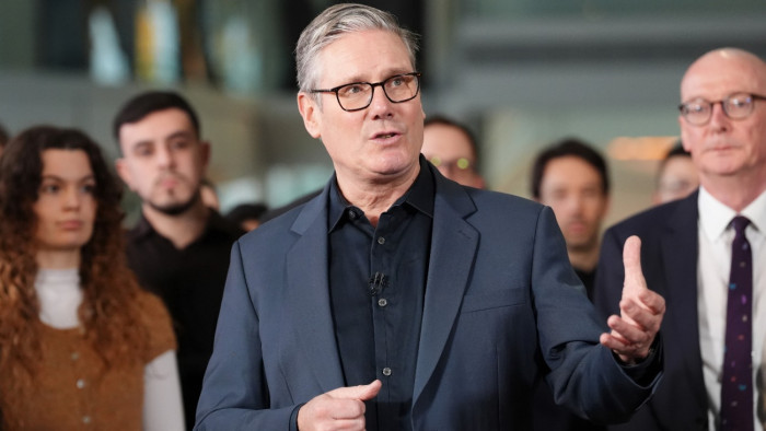 Szorongatják Keir Starmert – egyre több szálon kötődik Nagy-Britannia az EU-hoz