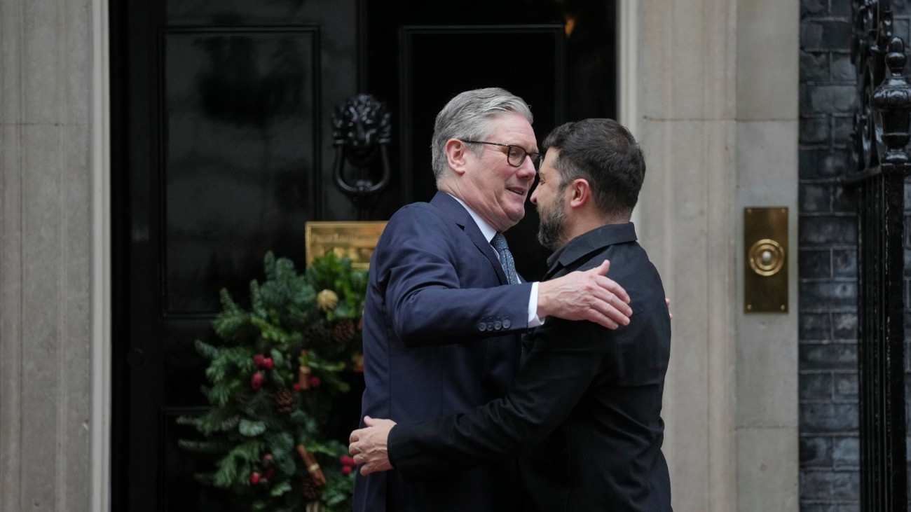 Keir Starmer brit miniszterelnök (b) Volodimir Zelenszkij ukrán elnököt üdvözli a londoni kormányfõi rezidencia, a Downing Street 10. bejáratában 2025. december 8-án. A nap folyamán Zelenszkij és Starmer, valamint Friedrich Merz német kancellár és Emmanuel Macron francia elnök találkozik a brit fõvárosban, ahol megvitatják az orosz-ukrán konfliktus lezárását célzó, folyamatban lévõ béketárgyalásokat.