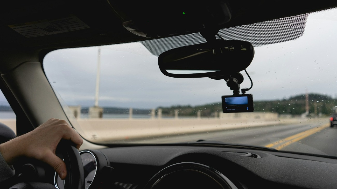 Egy autós halad az úton, fedélzeti kamerával.