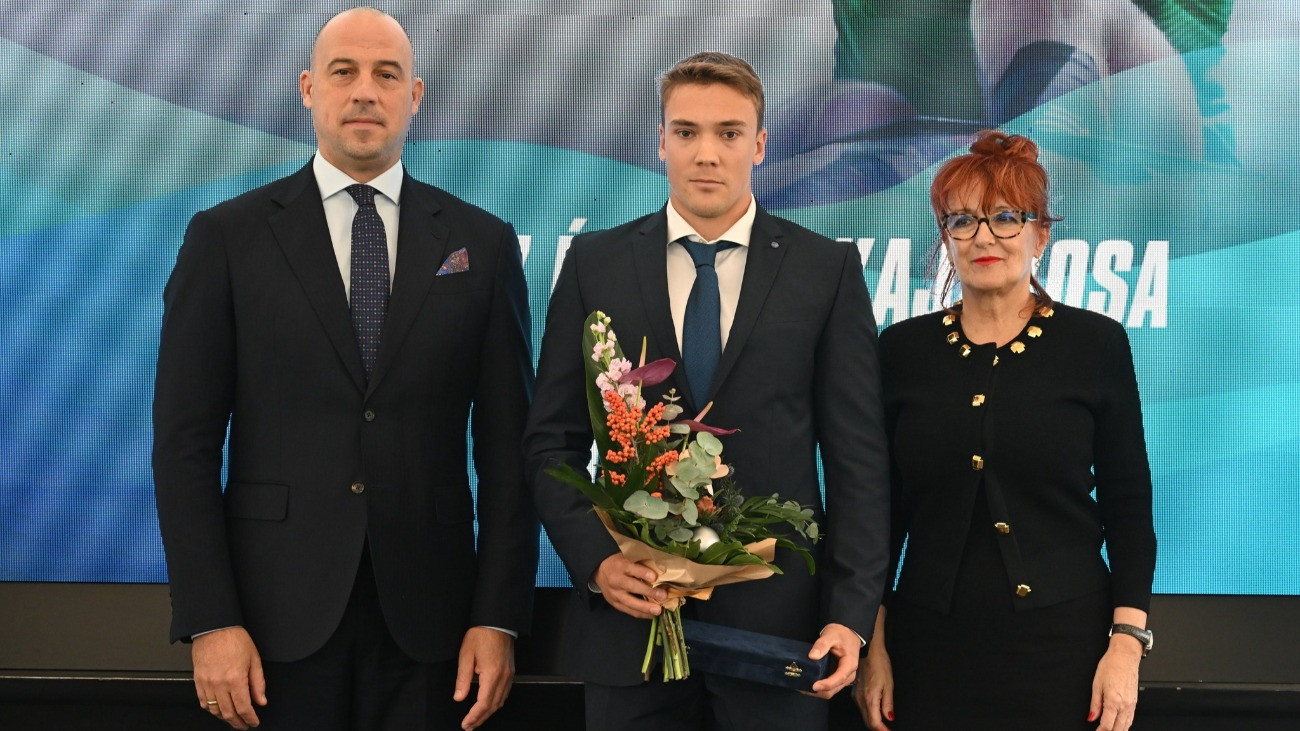 Schmidt Ádám sportállamtitkár, Kopasz Bálint kajakos és Hegedűs Éva, a Gránit Bank elnök-vezérigazgatója a Magyar Kajak-Kenu Szövetség díjátadóján.