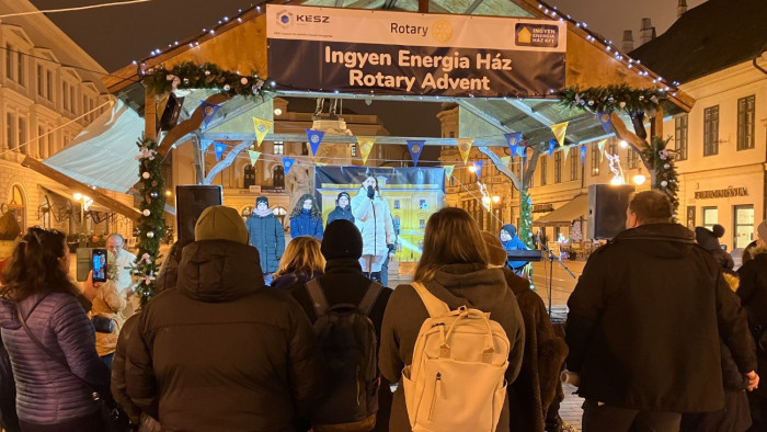 Szétverték a szegedi karácsonyi színpad díszleteit, nagy erőkkel keresik a rongálókat