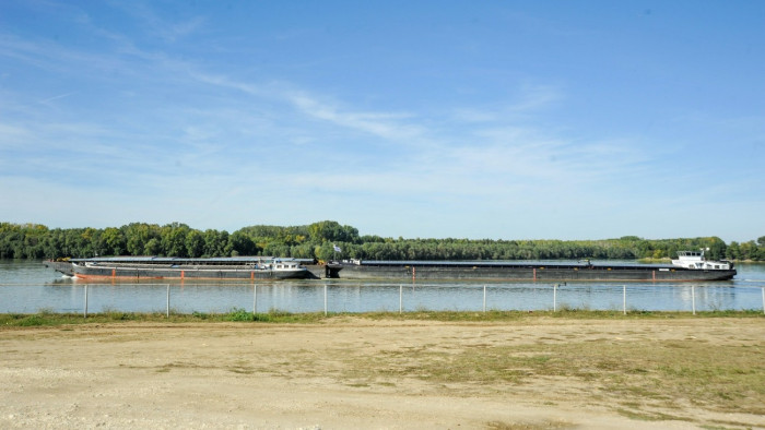 Az alacsony vízállás miatt megfeneklett egy uszály a Dunán