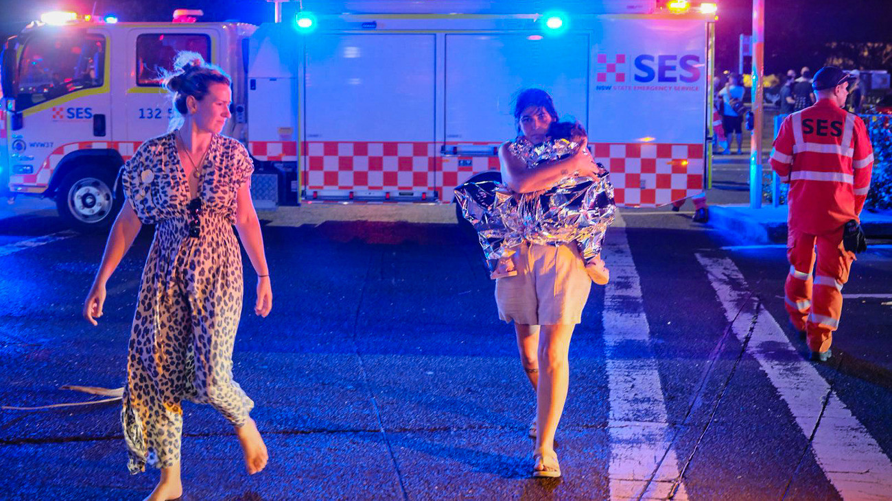 Már 12 áldozat: videón a két terrorista, ahogy lövöldöznek Sydney legendás strandján