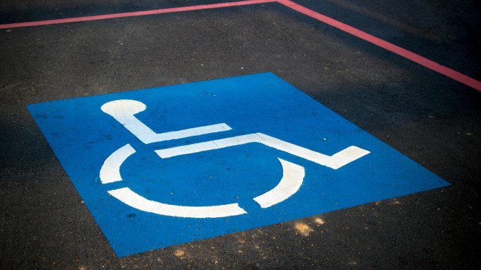 Körberajzolták a kocsiját mozgássérült parkolóhellyel, majd megbüntették