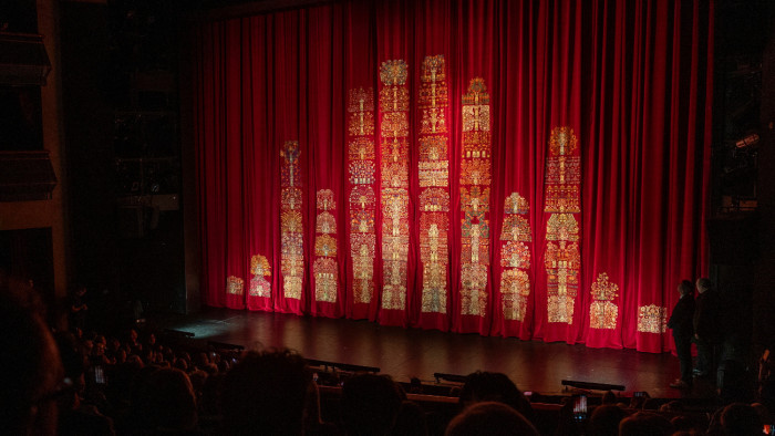 104-en hímezték a Nemzeti Színház új díszfüggönyét