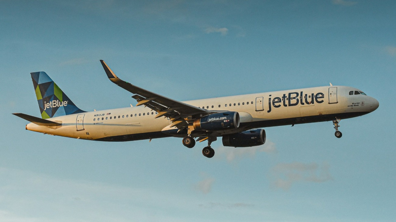 A jetBlue légitársaság egyik utasszállító repülőgépe.