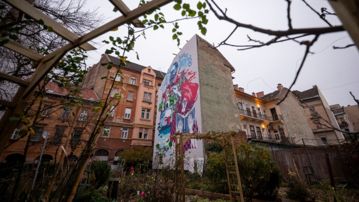 Jókai Mór néz ránk ezentúl a tűzfalról Erzsébetvárosban – képek