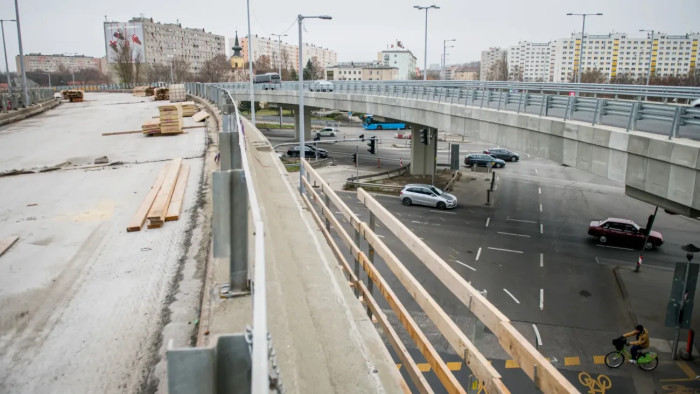 Türelem: fontos pillanathoz ért a Flórián téri felüljáró felújítása – helyszíni képek