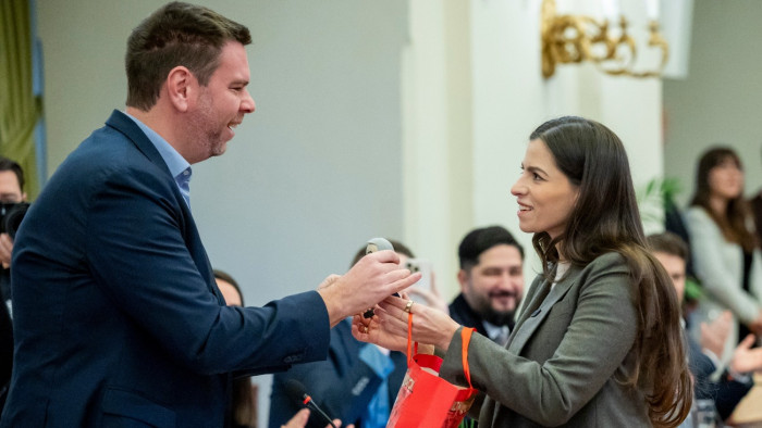 Fradi-mez, Lázár János-báb – rendhagyó pillanatok a Fővárosi Közgyűlés évzáróján