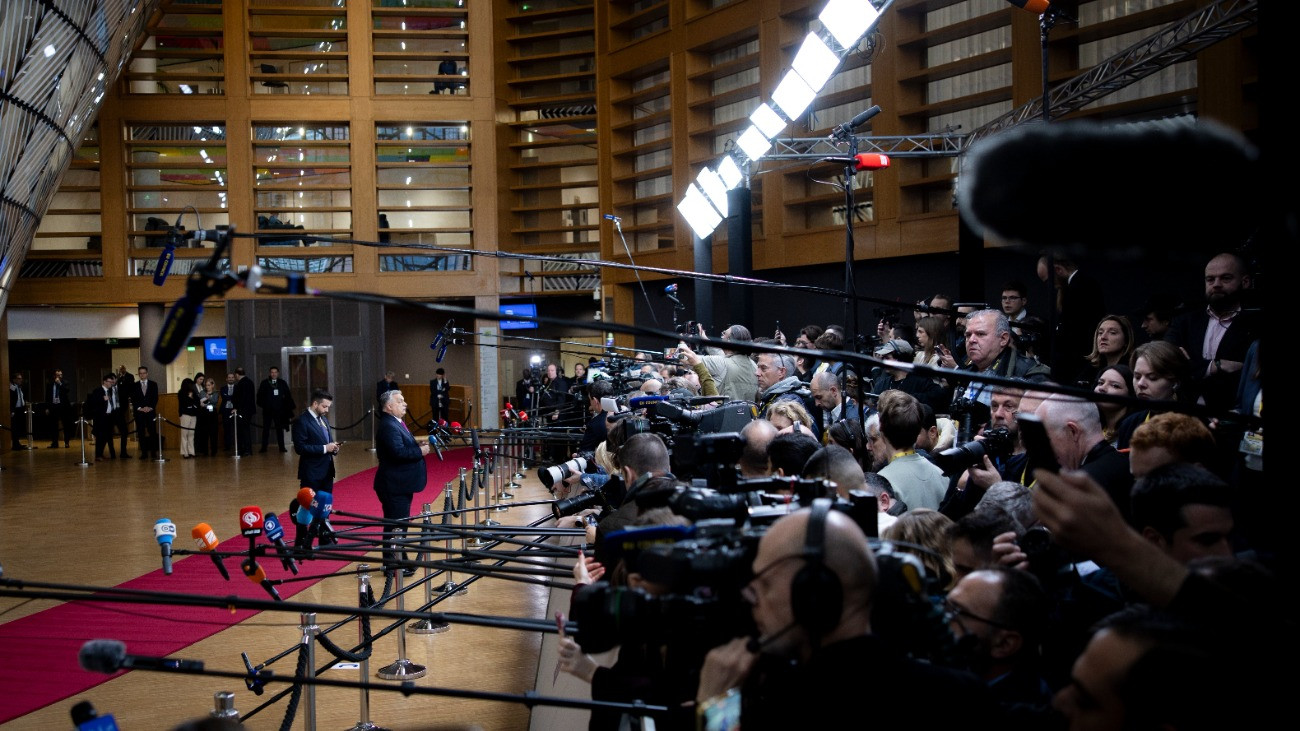 A Miniszterelnöki Kommunikációs Fõosztály által közreadott képen az Európai Unió és a nyugat-balkáni országok brüsszeli csúcstalálkozójára érkezõ Orbán Viktor miniszterelnök nyilatkozik a sajtó munkatársainak 2025. december 18-án.