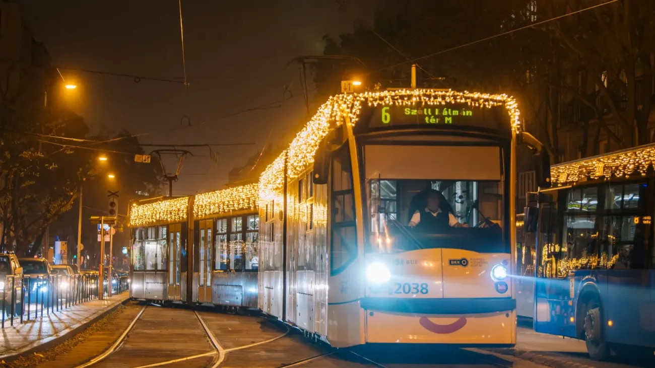 Karácsonyi fényvillamos a 6-os villamos vonalán.
