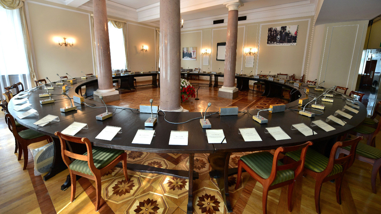 Karol Nawrocki lengyel elnök a varsói államfői palotából az 1989-es lengyelországi rendszerváltást jelképező kerekasztalt, kijelentve: Lengyelországban ma véget ért a posztkommunizmus.