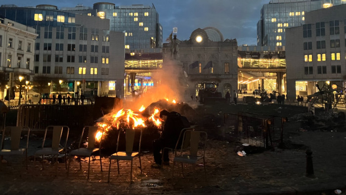 Raklapmáglyák, térdig érő krumpli és zeller – apokaliptikus állapotokat hagytak maguk után a céljukat elérő gazdák Brüsszelben