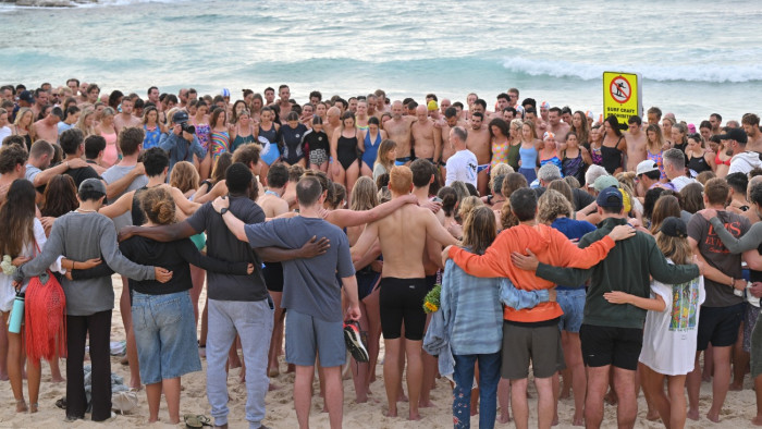 Szabadon engedték a Bondi Beach-re tartó, antiszemita gyanús férfiakat