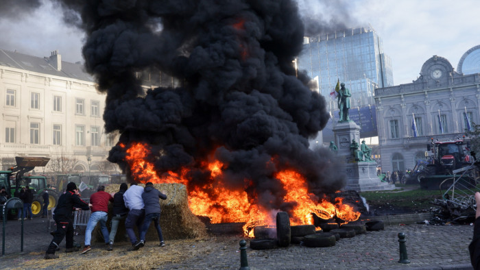 Tárgyaltak is a gazdák négy biztossal Brüsszelben, nem csak gyújtogattak