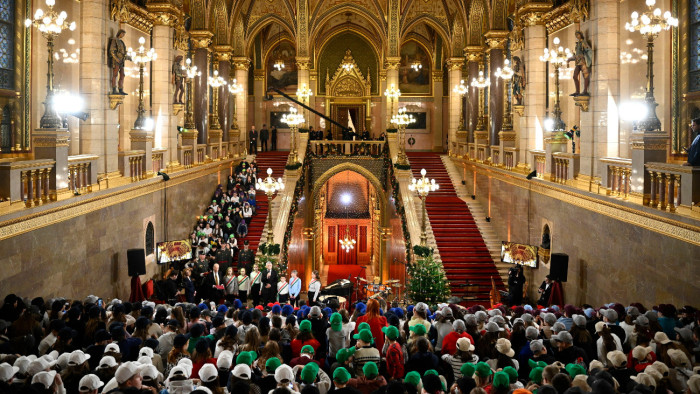 Nyolcszáz hátrányos helyzetű gyereket láttak vendégül a Parlamentben