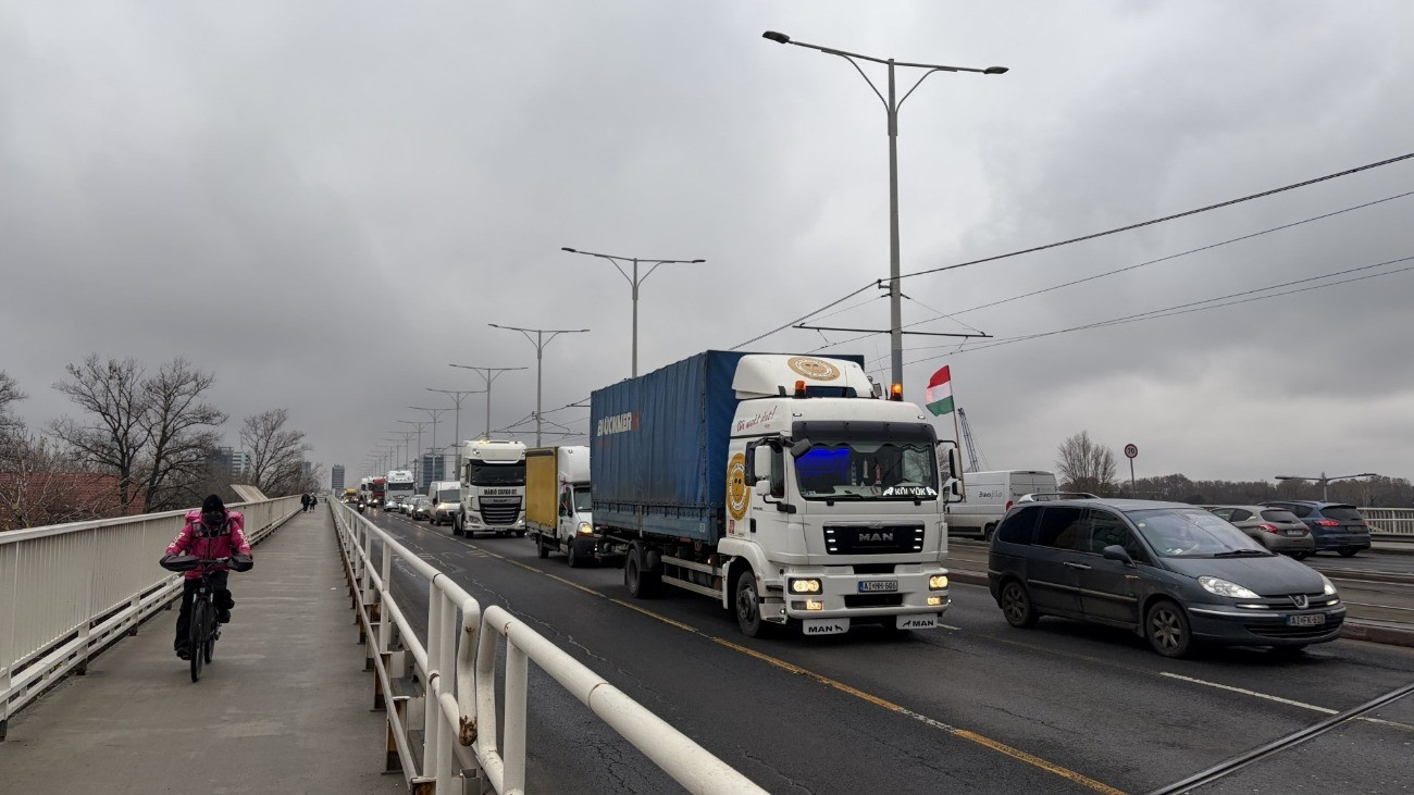 Így araszolnak át Budapesten a demonstráló kamionosok