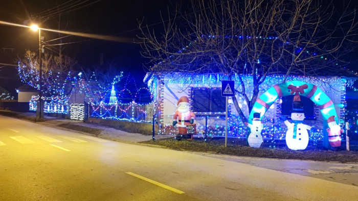 Karácsonyi dekoráció miatt jelentették fel a lányára emlékező asszonyt