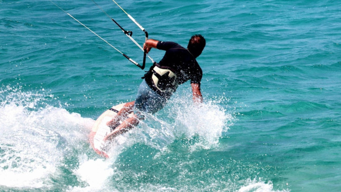 Szörföznek a Balatonban, 90 kilométer/órás szélben