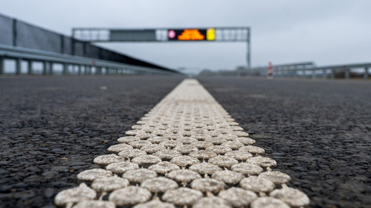 Fényvisszaverő burkolatjel az M4-es autópálya Törökszentmiklóst és Kisújszállást összekötő szakaszán
