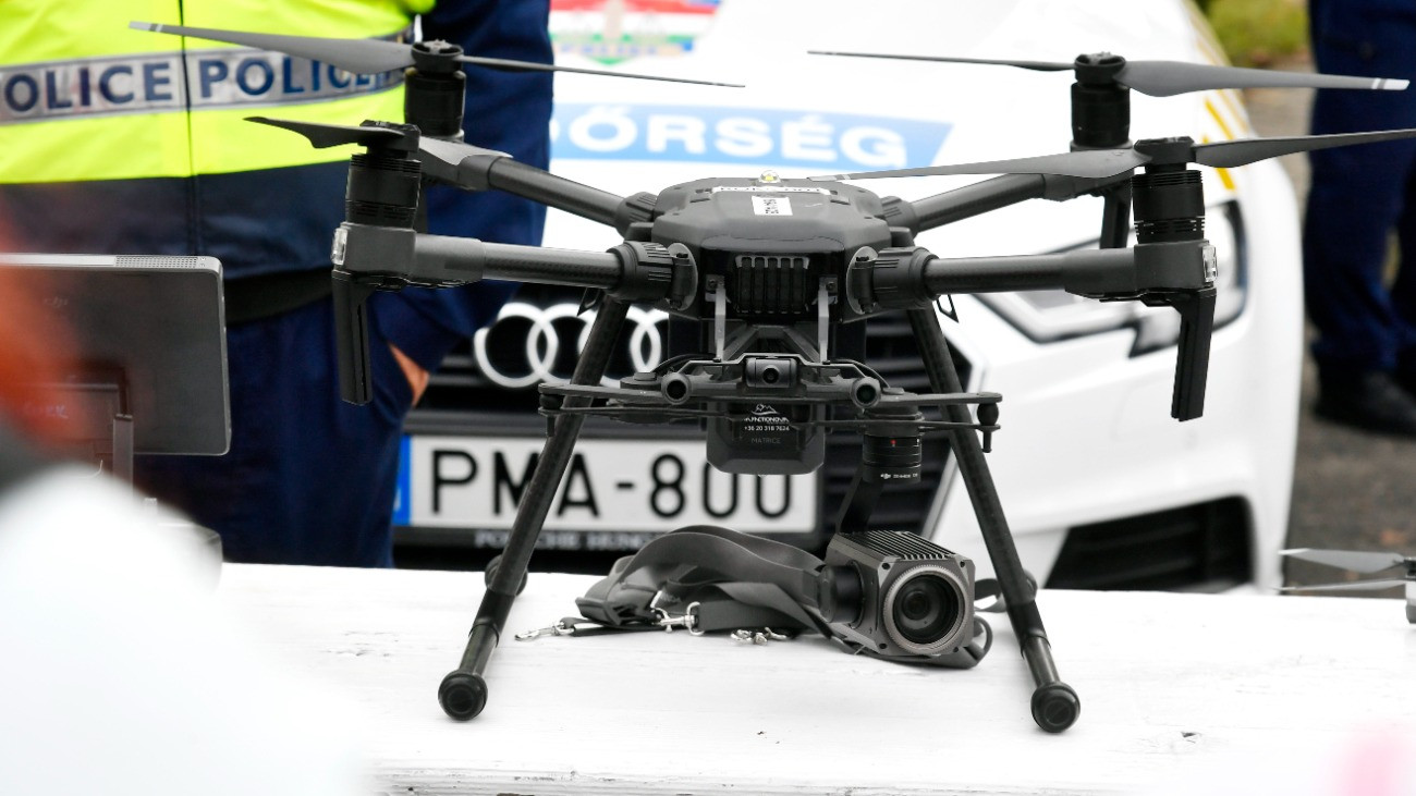 Rendõrségi drón a gyermekvédelmi szakellátásban élõ gyerekeknek szervezett rendvédelmi pályaorientációs napon Budapesten, a Rendõrségi Oktatási és Kiképzõ Központban 2023. november 7-én. Az eseményen a gyermekvédelmi gondoskodásban élõk pályaorientációjának segítése érdekében együttmûködési megállapodást írtak alá.