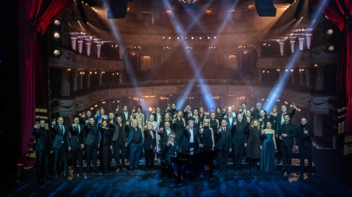 Így játszotta Presser Gábor a Himnuszt a Vígszínházban