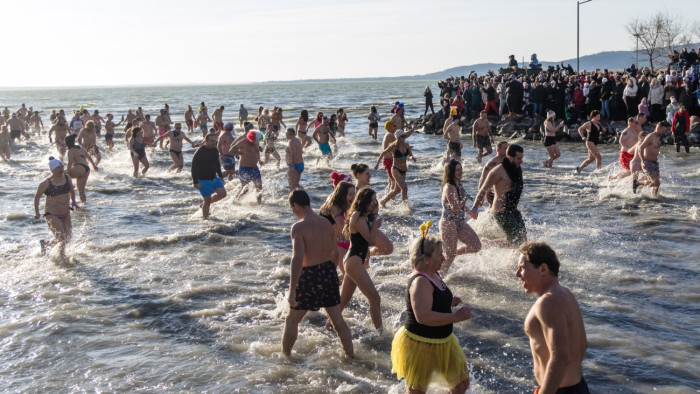 Több mint százan merészkedtek a Balaton vízébe újév napján