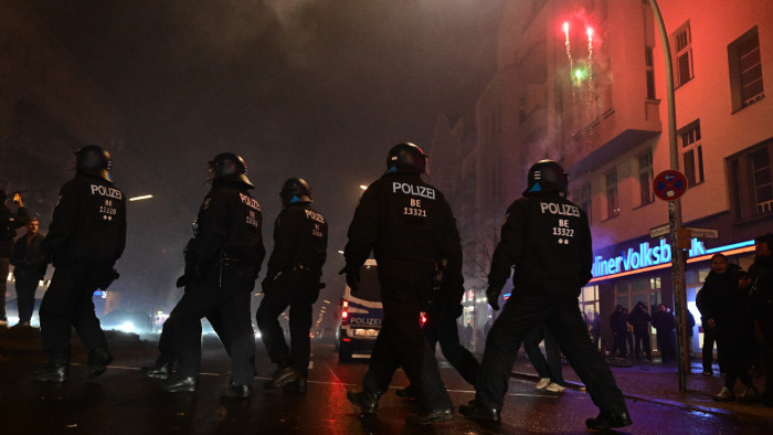 Csapdába csalták és megtámadták a rendőröket szilveszter éjszaka Berlinben