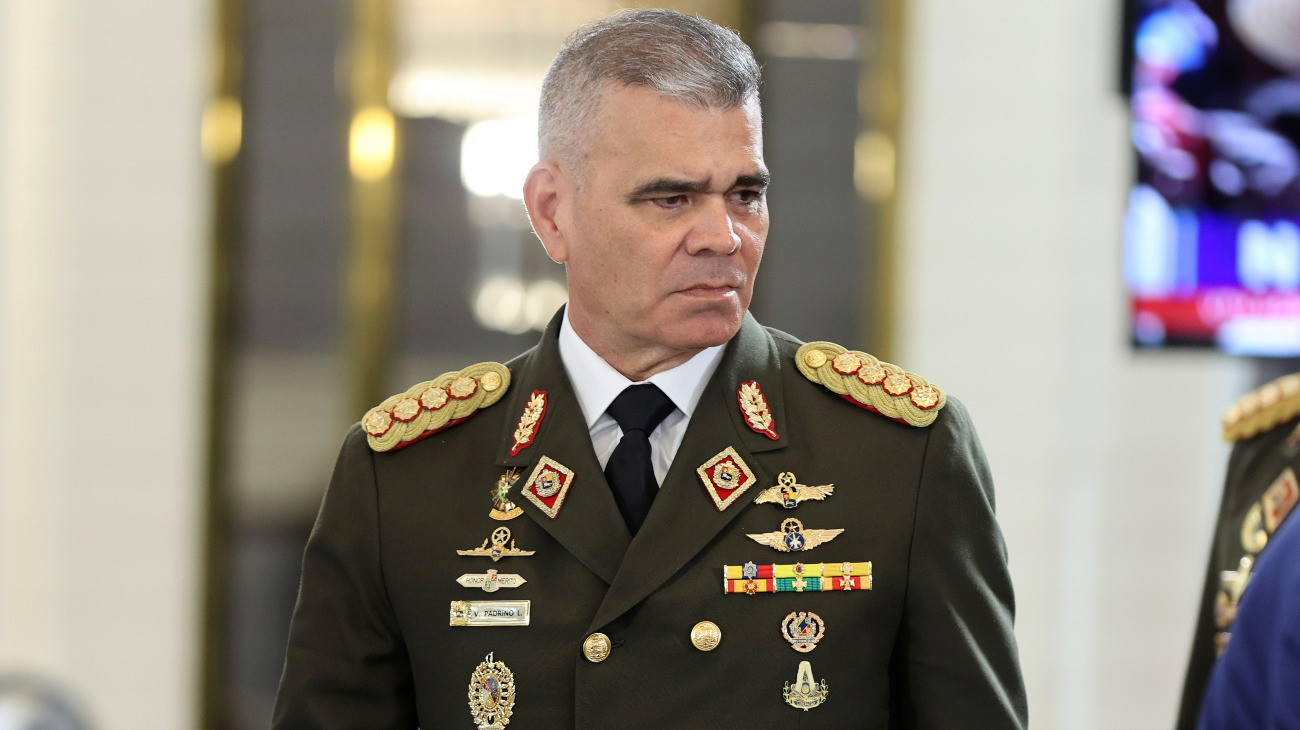 Vladimir Padrino venezuelai védelmi miniszter szombaton kijelentette, hogy Caracas felvonultatja valamennyi katonai eszközét, miután szombat hajnalban légitámadás ért több venezuelai várost.