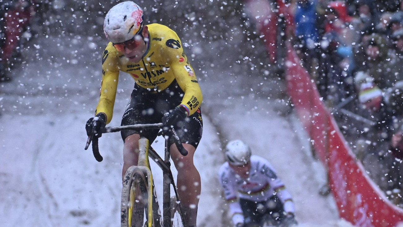 Wout van Aert bukott a belgiumi Molban rendezett terepkerékpáros versenyen, sérülései miatt pedig számára befejeződött a szakág jelenlegi idénye.