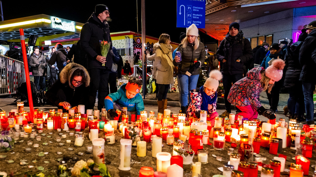 Emberek virágokat és mécseseket helyeznek a szilveszteri tûzeset áldozatainak rögtönzött emlékhelyén a Valais kantonbeli Crans-Montanában 2026. január 2-án. Szilveszter éjjelén tûz ütött ki az alpesi síüdülõ Le Constellation nevû bárjában, a tûzben mintegy negyvenen életüket vesztették és legkevesebb 115-en megsebesültek. A fõügyészség szerint feltehetõleg pezsgõsüvegekre helyezett pirotechnikai eszközök boríthatták lángba a szórakozóhely mennyezetét.