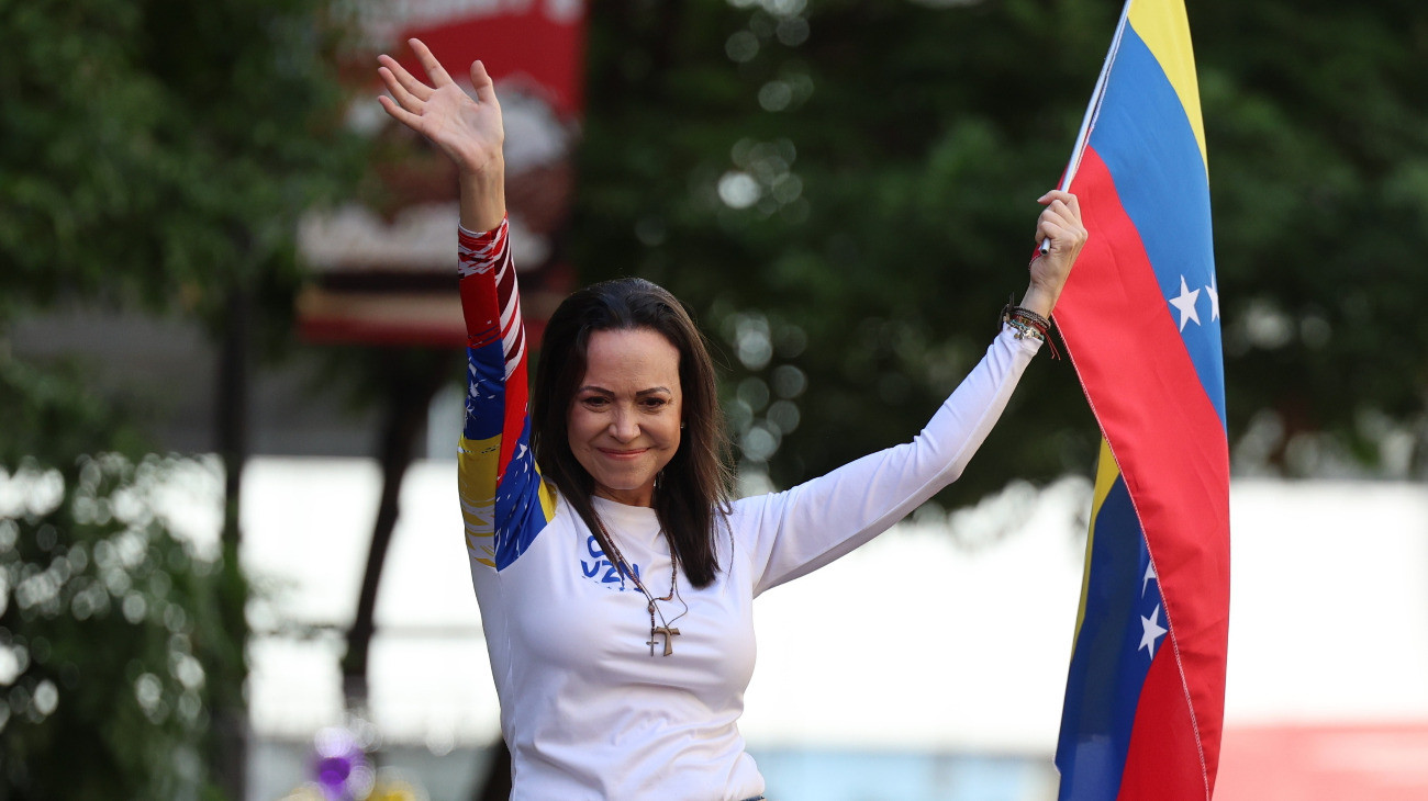  üdvözli a tüntetõket Caracasban 2025. január 9-én, egy nappal a harmadik mandátumát megkezdõ Nicolás Maduro elnök beiktatási ünnepsége elõtt.