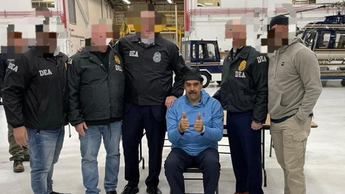 Nicolás Maduro bilincsben lájkol – fotó, videó