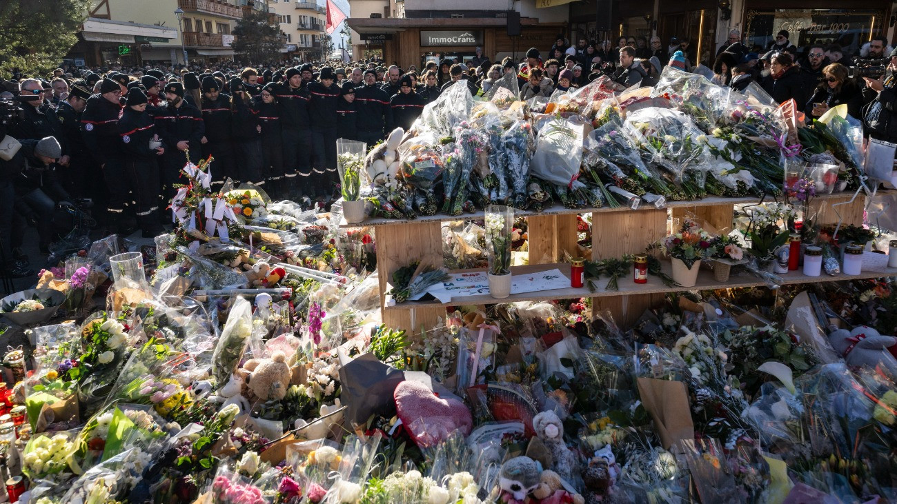 Az áldozatok elõtt róják le kegyeletüket helybeli tûzoltók a tûzvészben leégett crans-montanai Le Constellation bár közelében 2026. január 4-én. Szilveszteréjjel tûz ütött ki a bárban, és negyven ember életét vesztette, száztizenkilenc megsérült.