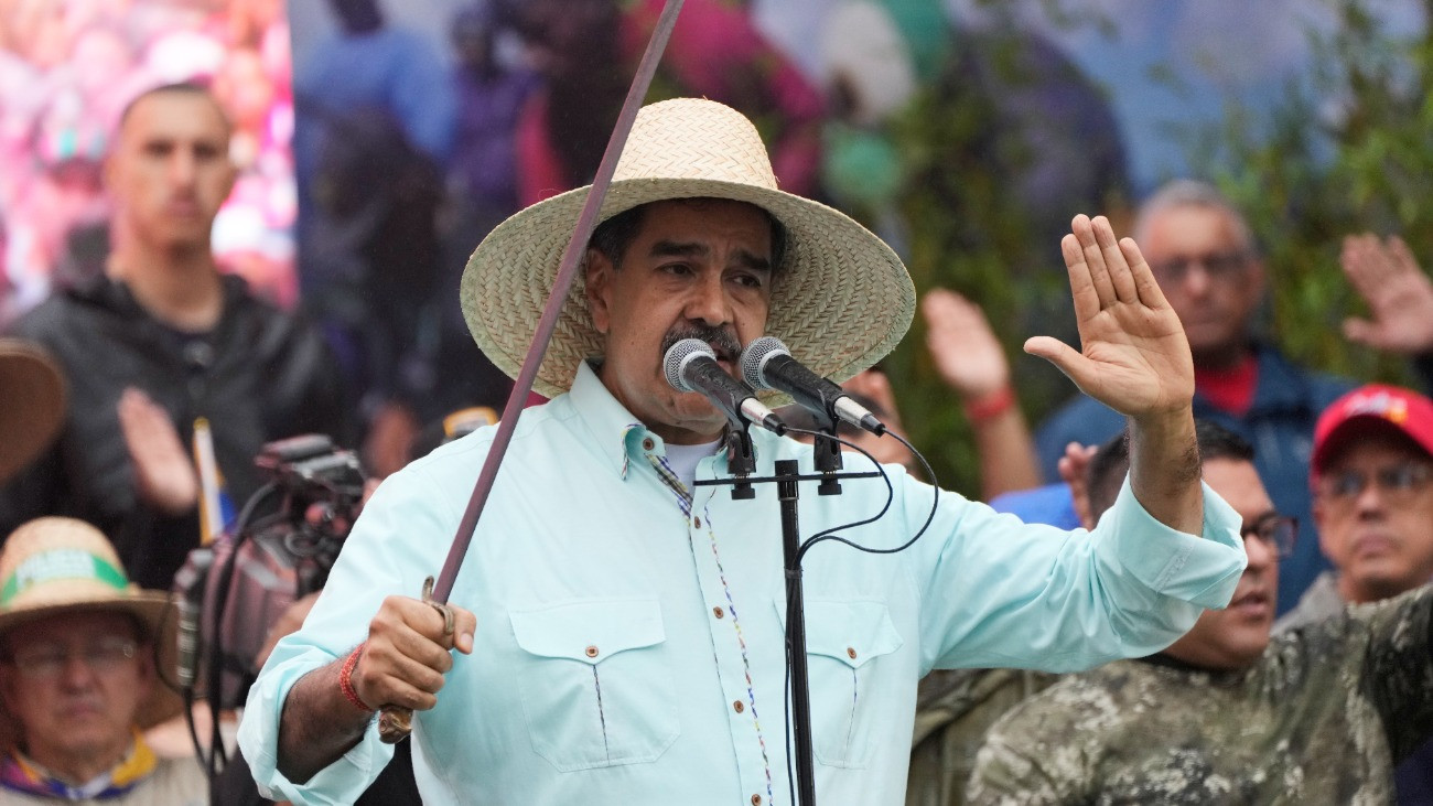 Nicolás Maduro venezuelai elnök beszédet mond támogatói elõtt a Santa Inés-i csata 166. évfordulója alkalmából tartott rendezvényen Caracasban 2025. december 10-én, amikor María Corina Machado venezuelai ellenzéki vezetõ Nobel-békedíjat kapott Norvégiában a demokratikus jogok venezuelai érvényesítésére irányuló erõfeszítései elismeréseként.