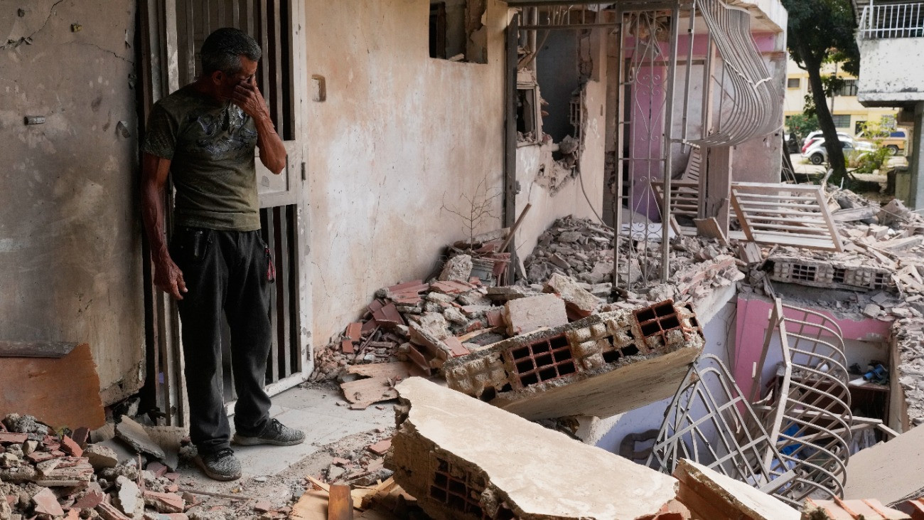 Otthonának romjai között egy férfi, Wilman González a venezuelai fõváros, Caracas közelében fekvõ Catia La Marban az elõzõ napi amerikai támadás után, 2026. január 4-én. A támadáskor az amerikai katonák elfogták Nicolás Maduro venezuelai elnököt és a feleségét, majd az Egyesült Államokba szállították õket.