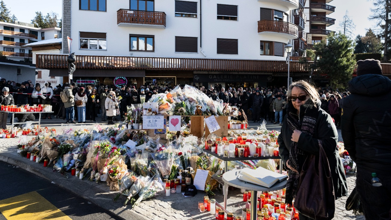 Crans-Montana, 2026. január 04.Az áldozatok elõtt róják le kegyeletüket emberek a tûzvészben leégett crans-montanai Le Constellation bár közelében 2026. január 4-én. Szilveszteréjjel tûz ütött ki a bárban, és negyven ember életét vesztette, száztizenkilenc megsérült.