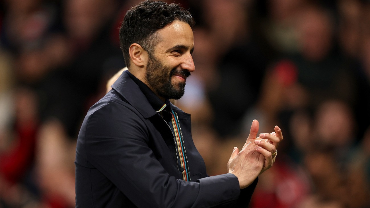 Ruben Amorim, a Manchester United vezetõedzõje tapsol a labdarúgó Európa-liga elõdöntõjének Manchester United - Athletic Bilbao visszavágó mérkõzése után a manchesteri Old Trafford Stadionban 2025. május 8-án. Manchester United 4-1-re gyõzött, és 7-1-es összesítéssel a döntõbe jutott.