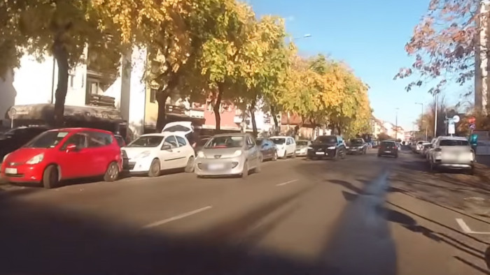 Hármas karambol és többmilliós kár lett a következménye egy ételfutár türelmetlenségének – videó