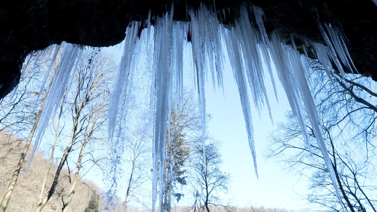 Jégcsapok a részben befagyott lillafüredi vízesésnél 2026. január 4-én.