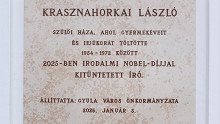 Emléktábla Krasznahorkai László szülői házánál, de van egy kis gond