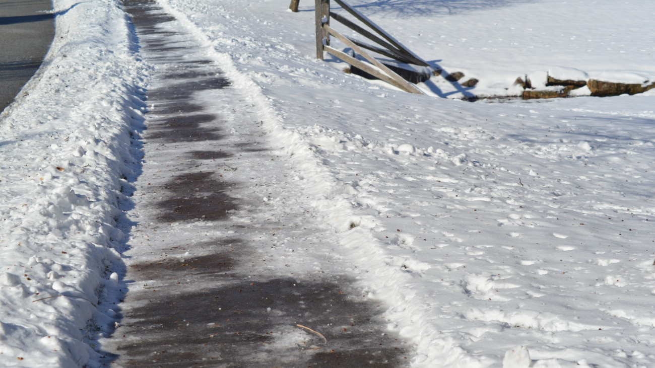 Járda a hó eltakarítása után.