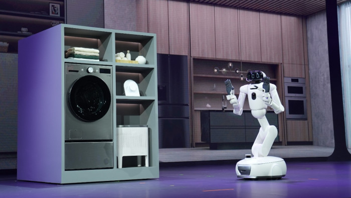 Ruhát hajtogat és kipakolja a mosogatógépet – ez a robot a háztartások gyöngye lehet