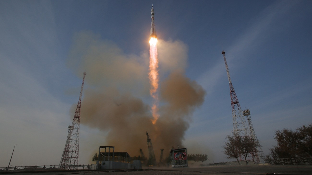 Fellövik a Szojuz-2.1a hordozórakétával összekapcsolt Szojuz MSz-28 orosz ûrhajót a bajkonuri ûrközpontban 2025. november 27-én. Az ûrhajó fedélzetén Christopher Williams, a NASA amerikai asztronautája, valamint Szergej Mikajev és Szergej Kud-Szvercskov, a Roszkoszmosz orosz ûrügynökség ûrhajósai indulnak a Föld körül keringõ Nemzetközi Ûrállomásra.