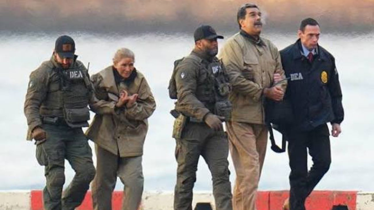 Nicolás Maduro venezuelai elnök és felesége Cilia Flores amerikai szövetségi ügynökök kíséretében, útban a bíróság felé.