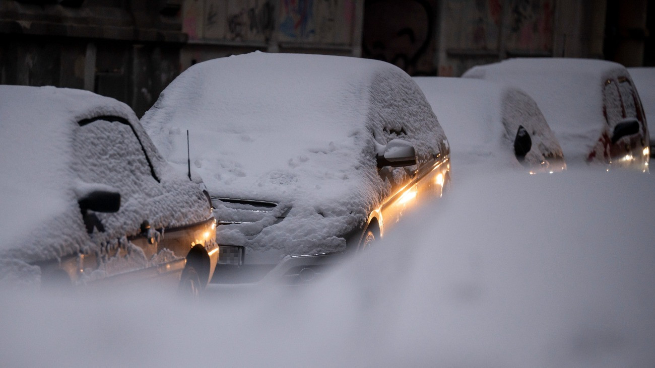 Budapest, 2026. január 6.Behavazott autók Budapesten 2026. január 6-án.