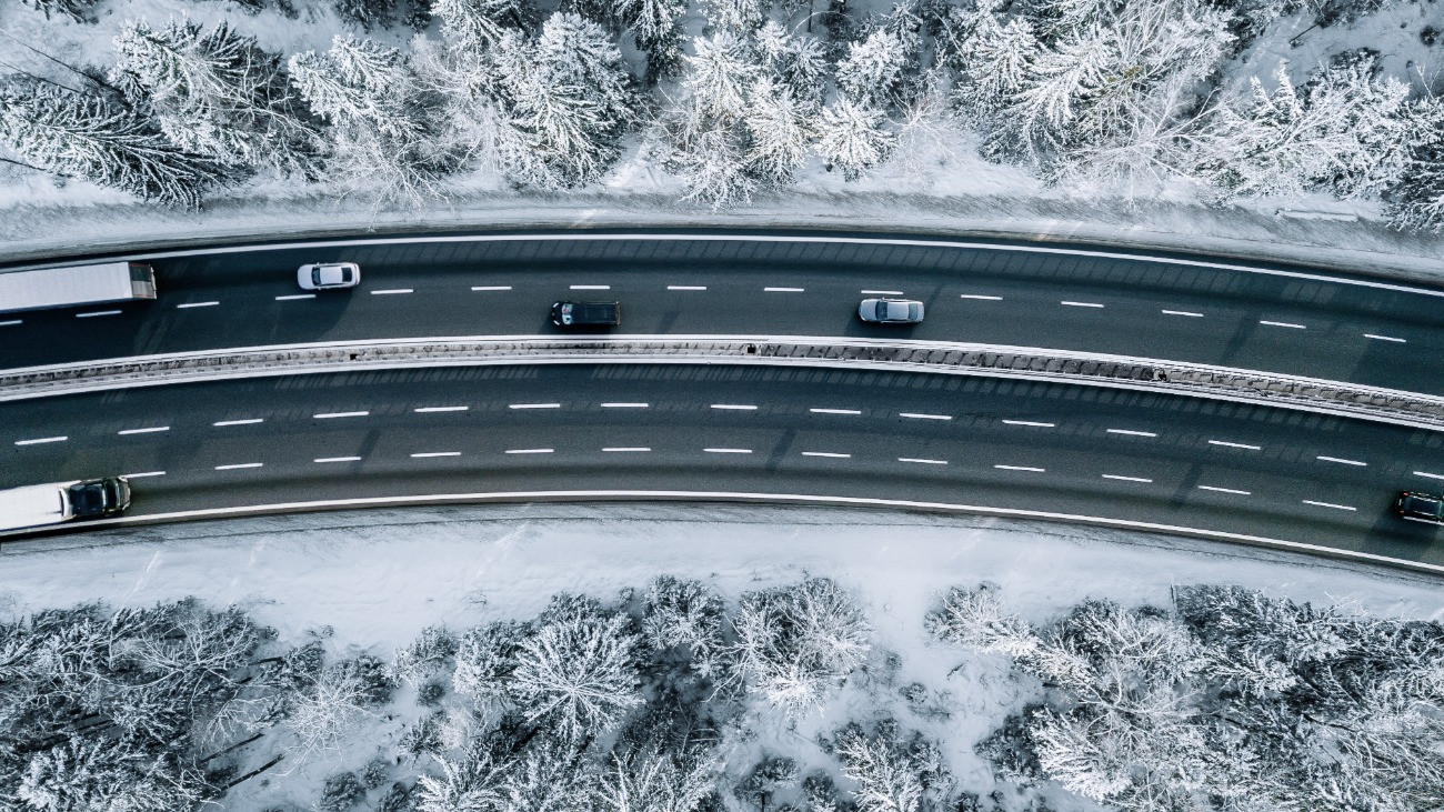 Télies útviszonyok egy drónfelvételen.