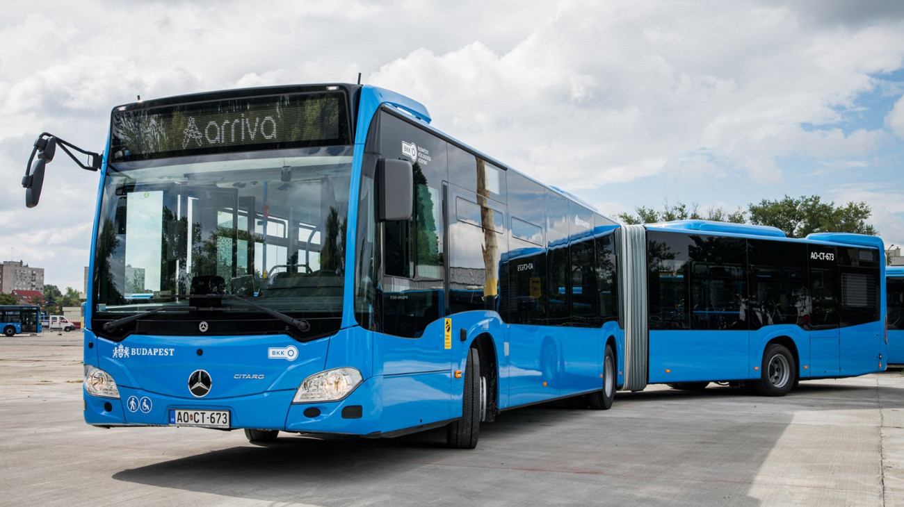 Új, korszerű csuklós autóbuszok több fővárosi vonalon: 2026. január 5-től az ArrivaBus Kft. üzemeltetésében összesen 25 darab vadonatúj, dízel üzemű Mercedes-Benz Citaro C2G típusú csuklós autóbusz állt forgalomba Budapesten.
