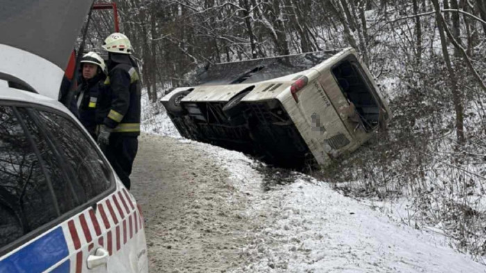 Árokba csúszott és oldalára dőlt egy busz Vácnál – képek