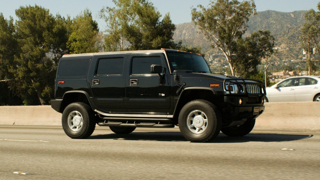 Egy fekete Hummer terepjáró egy parkolóban.
